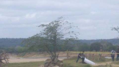 Las autoridades recogen el cuerpo de un ejecutado, supuestamente, por el CJNG en Acayucan, México.