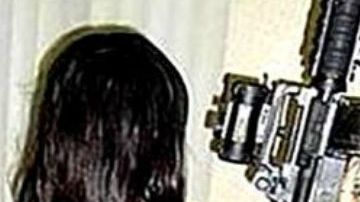 Mujeres sicario de "El Cártel de las Flacas" posan con sus armas