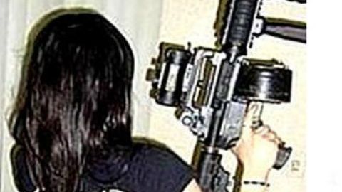 Mujeres sicario de "El Cártel de las Flacas" posan con sus armas
