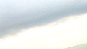 El cono de la fisura 8 al centro y la larga línea de zonas de vapor  hacia el oeste.