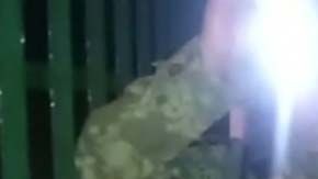 Un oficial de Sedena en medio de la intervención.