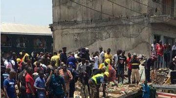 Socorristas trabajan para rescatar a los menores.