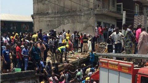Socorristas trabajan para rescatar a los menores.