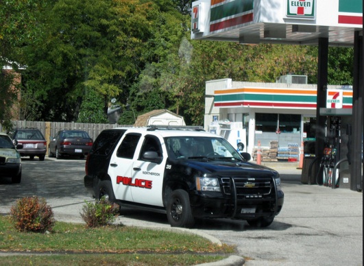 Los oficiales respondieron a un reporte de un infante sentado solo en un auto en el estacionamiento de un centro comercial. 