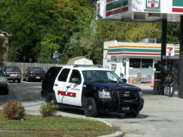 Los oficiales respondieron a un reporte de un infante sentado solo en un auto en el estacionamiento de un centro comercial.