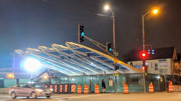 La remodelada estación Belmont de la Línea Azul cuenta con un toldo de acero y vidrio azul, calentadores de techo adicionales y cortavientos e iluminación LED.