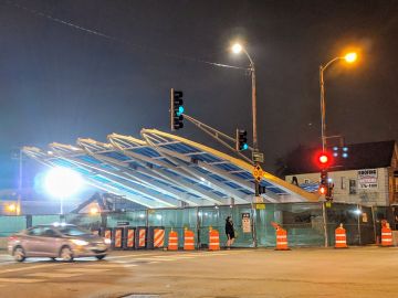 La remodelada estación Belmont de la Línea Azul cuenta con un toldo de acero y vidrio azul, calentadores de techo adicionales y cortavientos e iluminación LED.