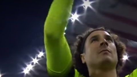 Guillermo Ochoa encajó tres goles en el partido que el Standard de Lieja terminó ganando.