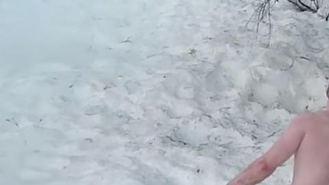 Dos días después los hombres regresaron para cubrir la evidencia y empacar los cachorros en bolsas de plástico.