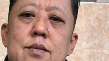 Arnon Rodthong busca con urgencia marido para su hija Karnsita.