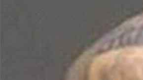 El pandillero tiene las letras "M" y "S" en sus mejillas y el número 13 en su barbilla.