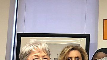 Pelosi en el Bajo Manhattan; De Blasio observa