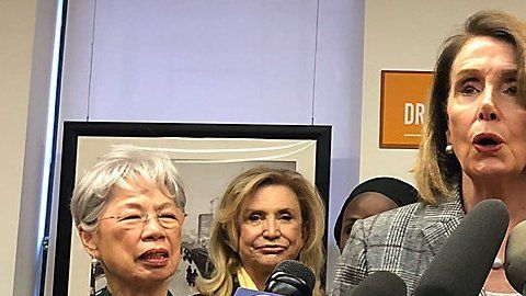 Pelosi en el Bajo Manhattan; De Blasio observa