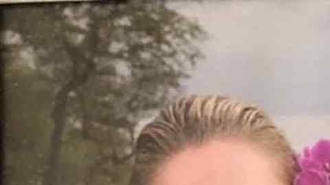 La madre, Toni Anderson, tiene 73 años, y dijo que ella crió sola a su hija, Lane, que ahora tiene 52 años.