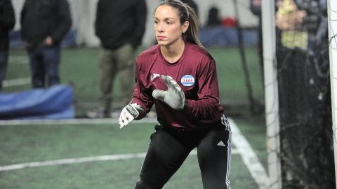 La abogada Maelene Torres es portera titular del equipo CD Vagos en la Liga Interamericana. (Javier Quiroz / La Raza)