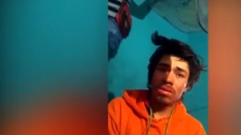 Unos amigos encontraron a este hombre con sábana y soga al cuello.