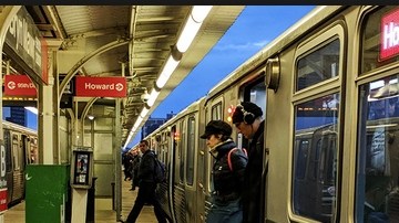 ulius Hope, residente del vecindario de Englewood, supuestamente se acercó a la mujer de 25 años en un tren cerca de la estación de Addison en Lakeview.