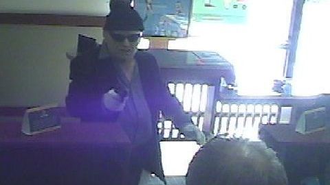 Tras ingresar a la sucursal, el ladrón presuntamente apuntó al cajero con una pistola semiautomática.