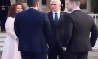 Pence visiblemente incómodo por la situación