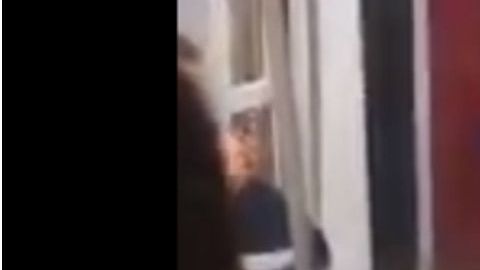 Un usuario de Metro de Madrid afila un cuchillo en el tren.