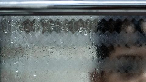 La madre no se podrá acercar al menor por unos seis meses.