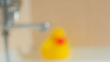 La bebé se resbaló en la bañera y su madre nunca se dio cuenta.