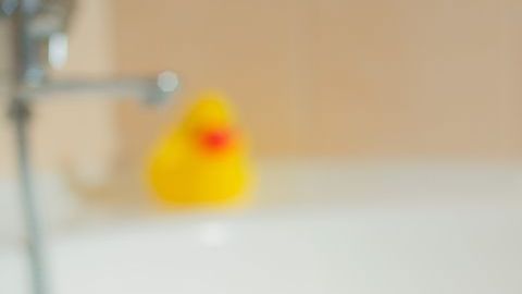 La bebé se resbaló en la bañera y su madre nunca se dio cuenta.