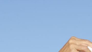 La falta de hormonas causa síntomas como los sofocones.