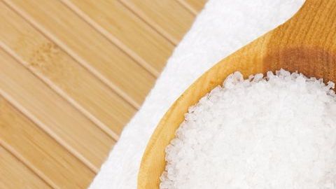 La sal marina es un exfoliador natural.