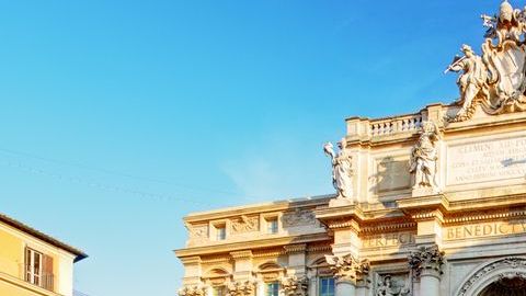 La gente acude a este sitio para arrojar una moneda, esperando que se cumplan sus sueños.