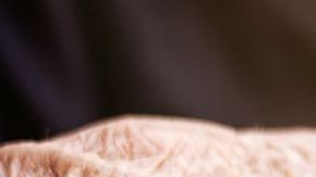 La niña se percató que su abuelo toca de forma impropia a su hermana.