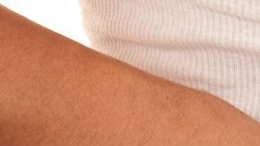 El hombre cayó y su arma se disparó sola.