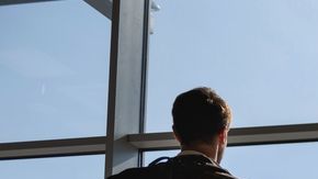 Un joven empresario llamado Matthew Lepre es quien ofrece el puesto.