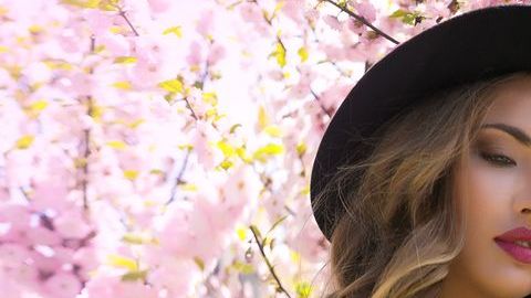 Las ondas suaves y los accesorios para el cabello son dos de las tendencias de la primavera.