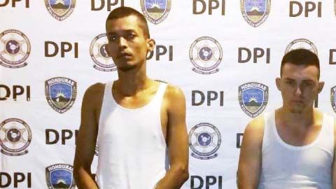 Uno de los detenidos tiene  21 años, y otro, 28.