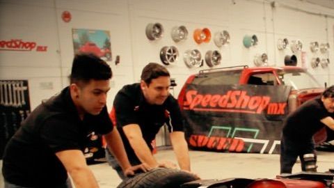 Los chilangos que arreglan un Jaguar MX1 en su primer episodio