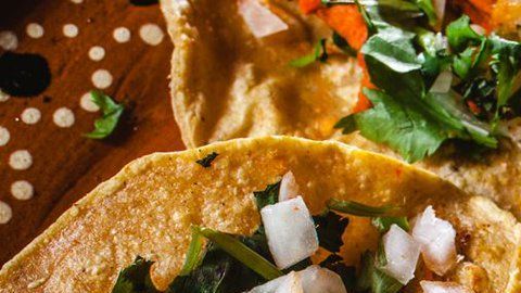 Tacos al pastor, platillo típico mexicano.