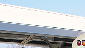 De acuerdo a un portavoz, no quedó claro como el auto llegó a caer en las vías.