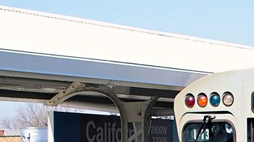 De acuerdo a un portavoz, no quedó claro como el auto llegó a caer en las vías.