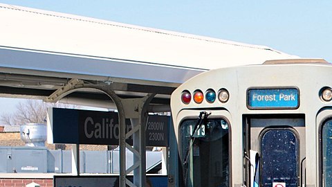 De acuerdo a un portavoz, no quedó claro como el auto llegó a caer en las vías.