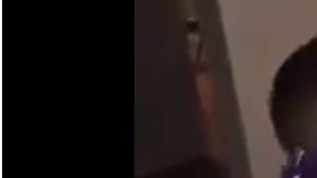 El niño estaba muy divertido con el juguete íntimo de su madre.