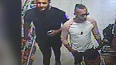 El padre del menor y otros cinco individuos resultaron convictos por el ataque en Inglaterra.