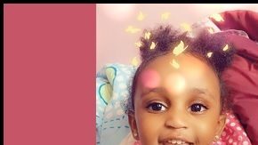 La niña es afroamericana y tiene dos años.