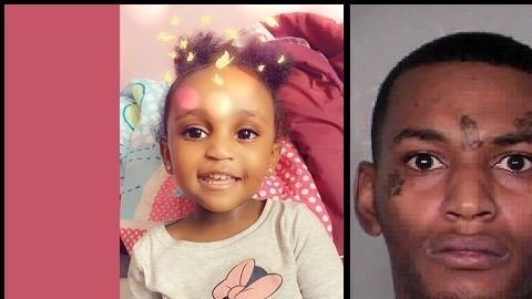 La niña es afroamericana y tiene dos años.