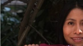 Javier "Chicharito" Hernández le regaló un jersey del West Ham a Yalitza Aparicio