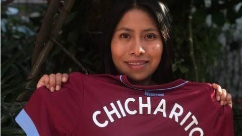 Javier "Chicharito" Hernández le regaló un jersey del West Ham a Yalitza Aparicio