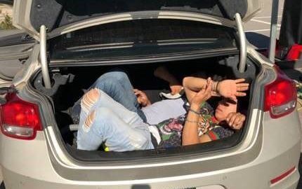 En la cajuela estaban escondidos tres migrantes mexicanos de 14, 34 y 48 años.