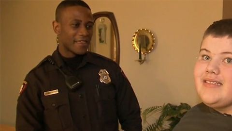 Un policía ayuda a buscar un oso de peluche.