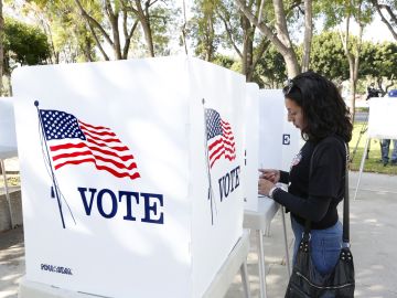 Kimberly Castro, de 18 años, voto por primera vez en la sede de la Registradora de Registro del Condado de Los Ángeles en Norwalk. Más de 400 estudiantes de LAUSD viajaron en autobús para asistir a una fiesta de Ready to Vote organizada por Power California en el 2018.