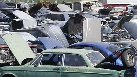 10/30/15 /SUN VALLEY/From doors, radiators, starters or hard-to-get auto parts could be found at U Pick Parts in Sun Valley. For more than a half-century U Pick Parts has served San Fernando Valley residents and Hollywood filmmakers. The landmark will be closing its doors Jan. 1 2016. (Photo by Aurelia Ventura/La Opinion)